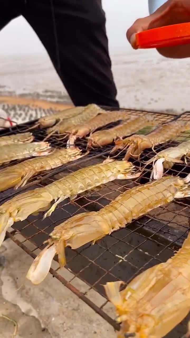 皮皮虾烤一烤,再有两瓶啤酒就更棒了!