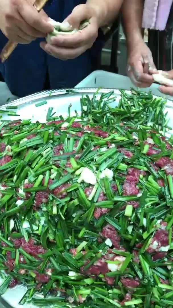 两元一个的羊肉韭菜包子,早餐来两个,你有多久没吃了