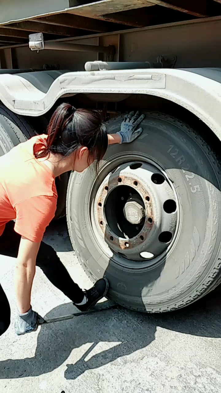 90后女汉子干活太帅了