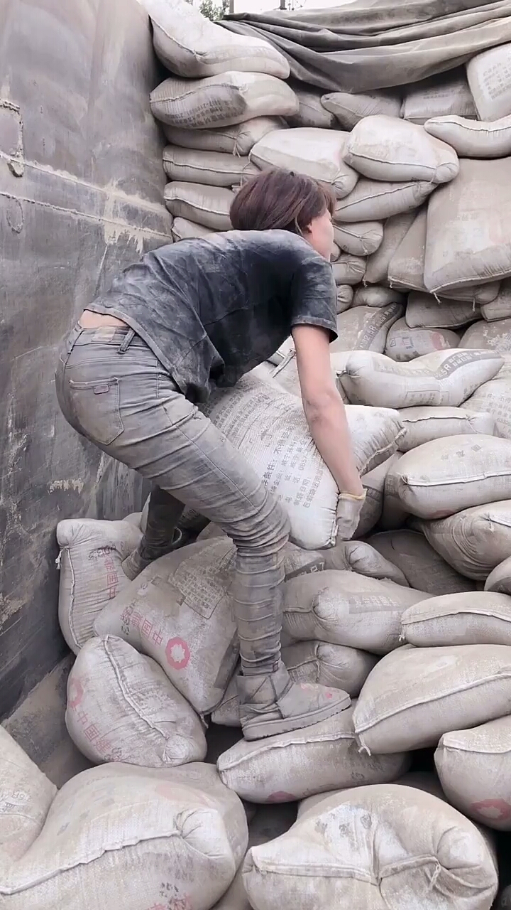 工地姑娘再苦再累也要干活