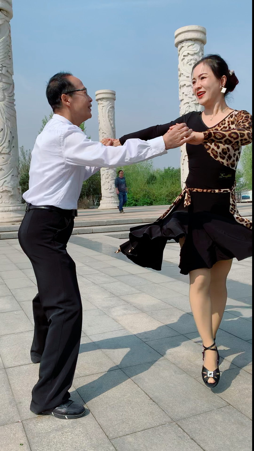 最爱之城#山川大叔匆美女经典吉舞六踢步