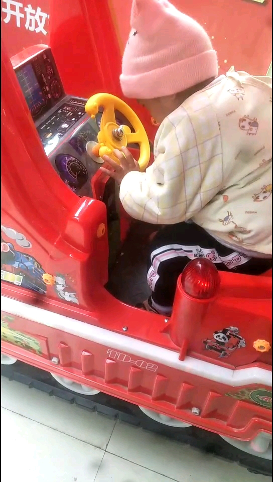玩摇摇车.