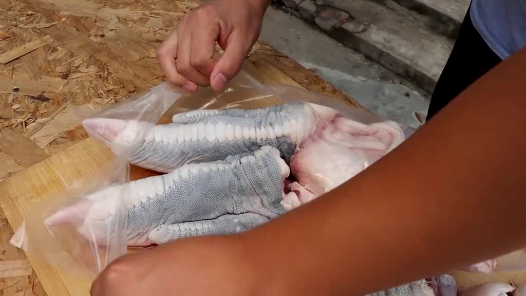 我要上热门#买4根鸵鸟掌,大冬做"虎皮鸵鸟爪,皮弹肉烂真有味