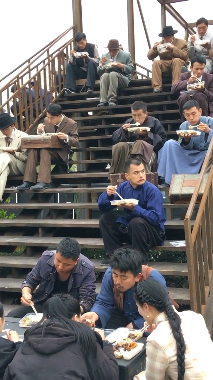 群众演员吃盒饭