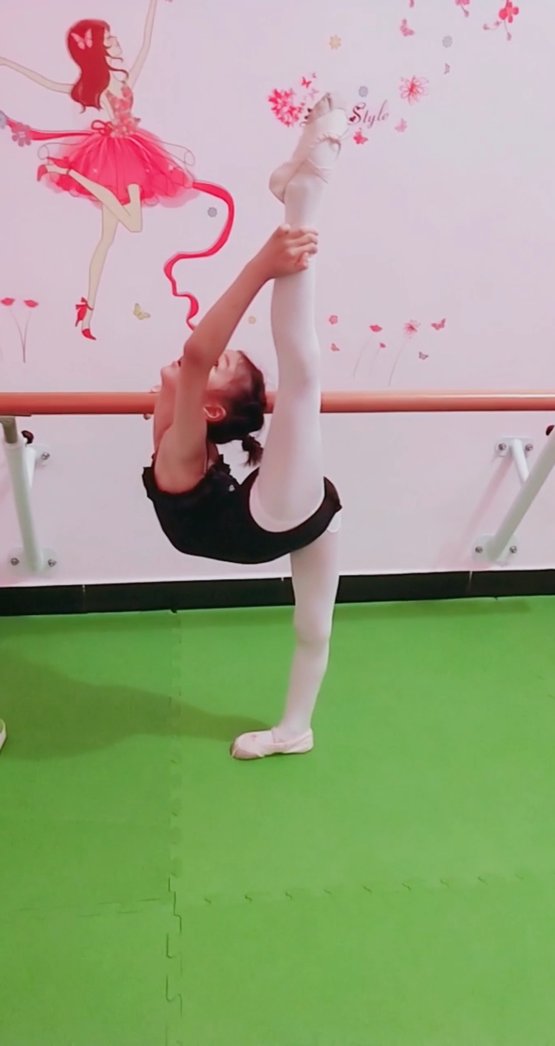 不知道什么才能学会搬后腿,这丫头天天说这个最难了,熙宝今天该开学了