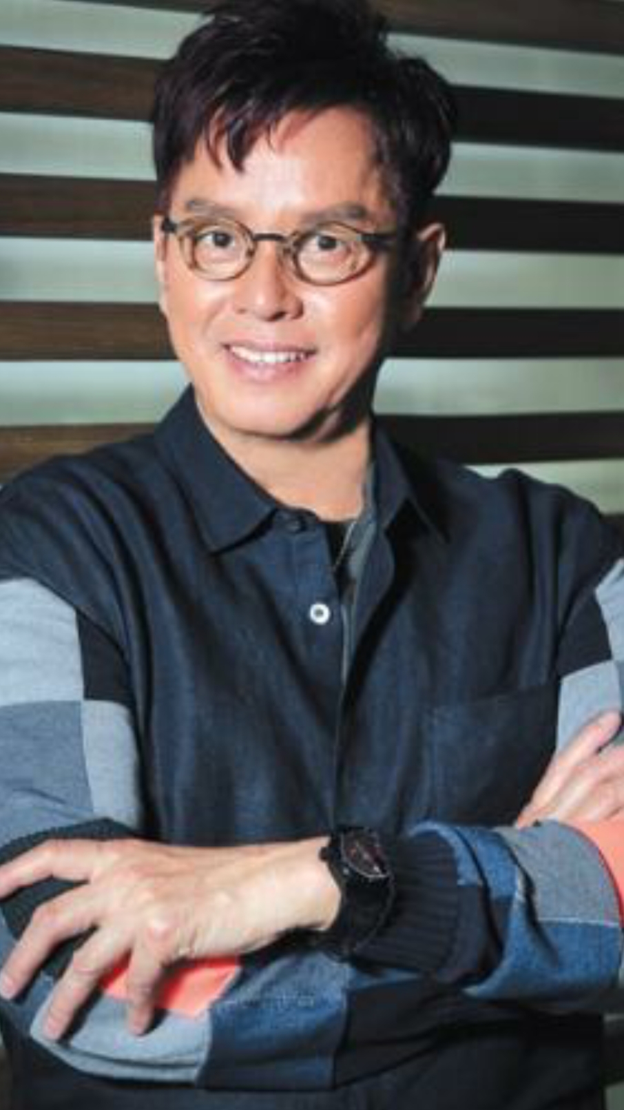 69岁谭咏麟近照曝光!胡须斑白显沧桑,捐3万专业口罩却戴普通款