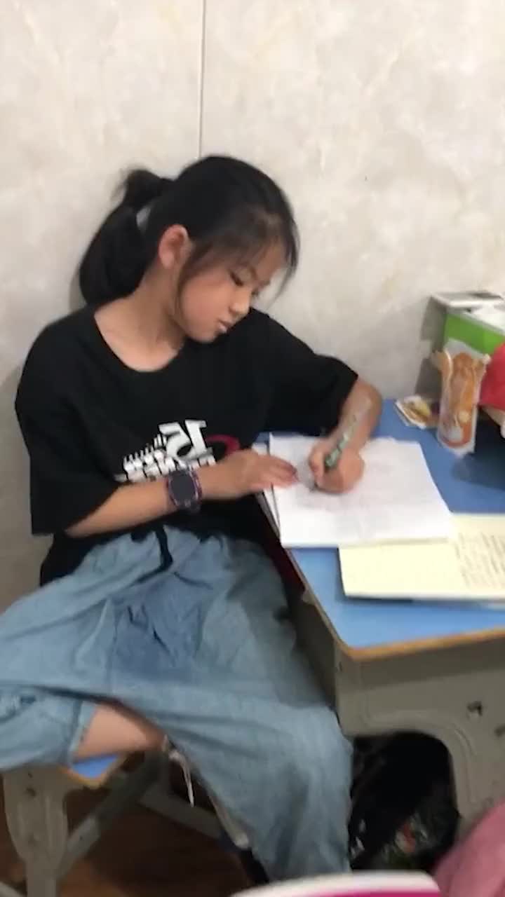 就这写作业姿势,居然是女学霸一名,爸爸的骄傲