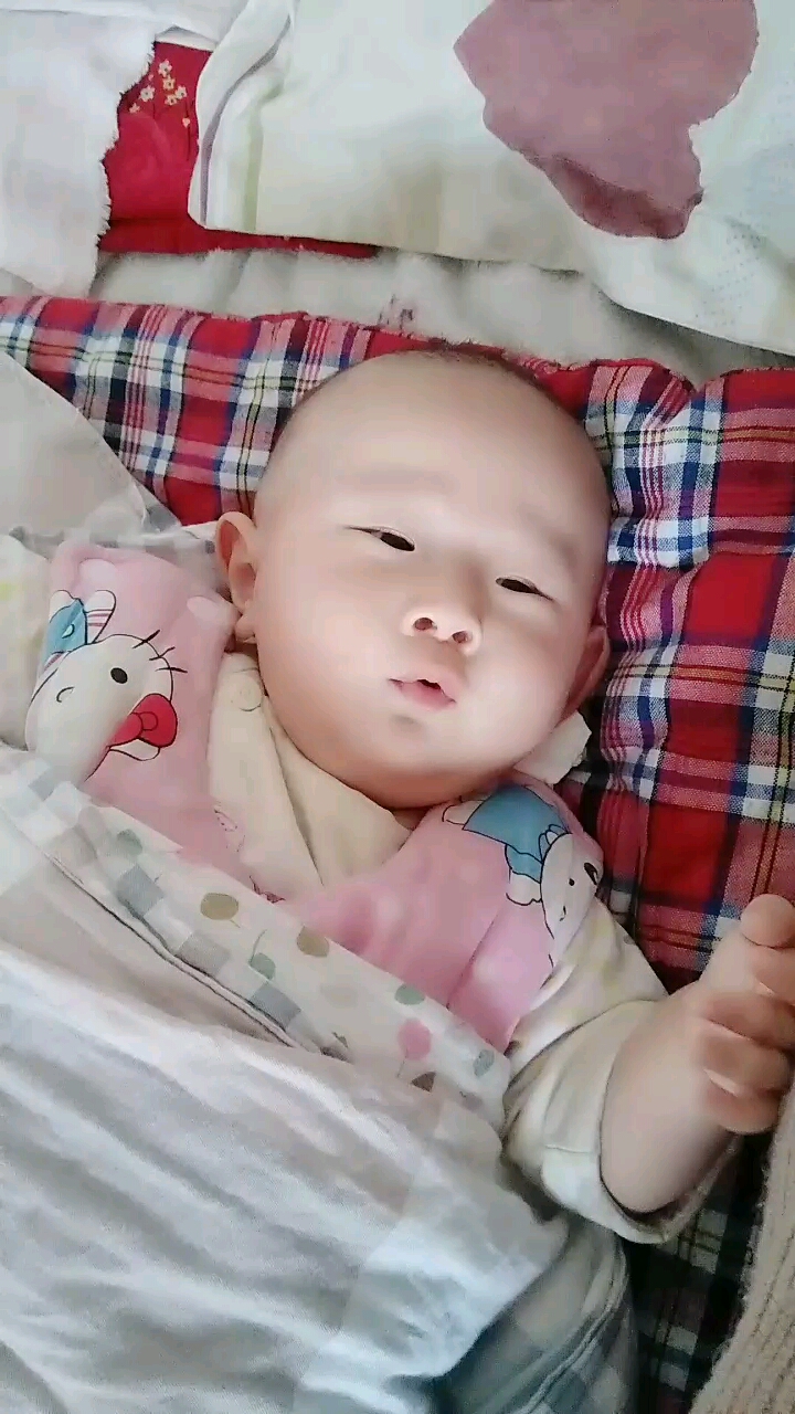 小眼睛娃娃睡醒啦!大家早上好