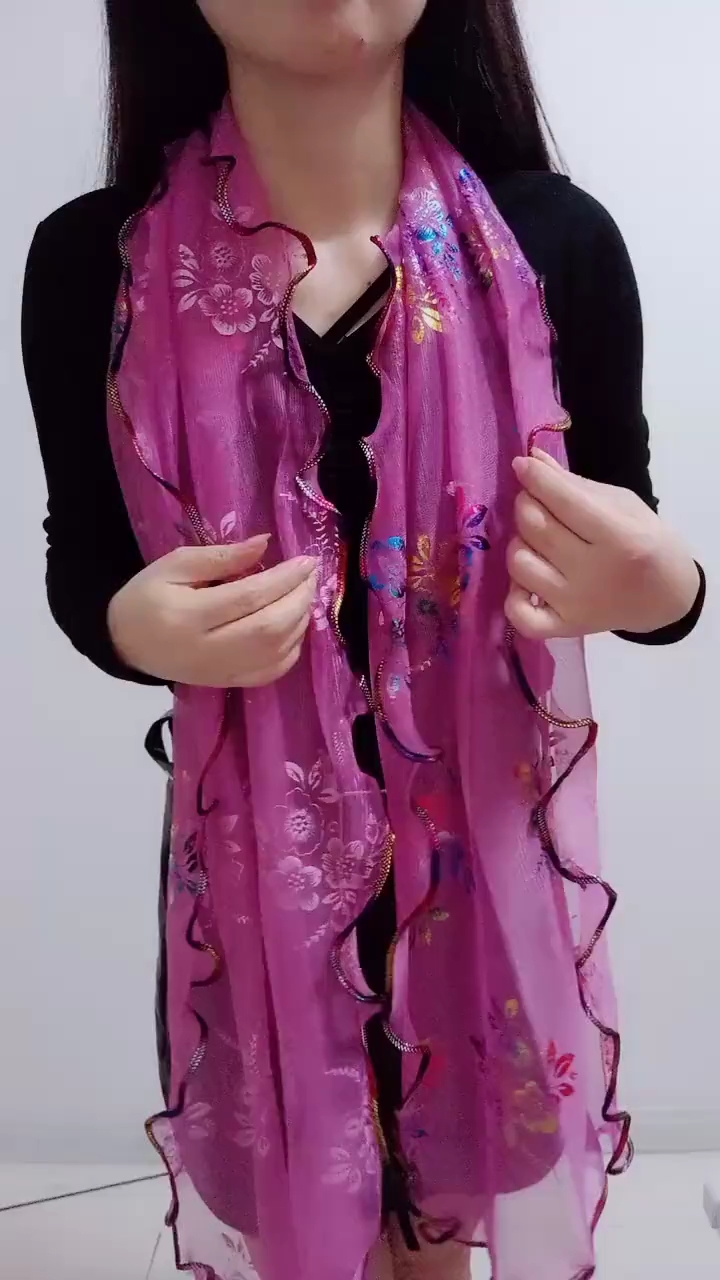 这款纱巾非常漂亮,谁看谁喜欢