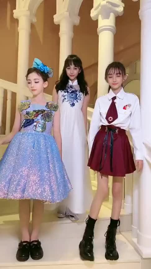 宋小睿和闺蜜的公主礼仪来喽,瞧她们的笑容好漂亮呀