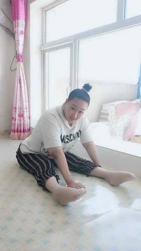 岁还不会走路大小便失禁每天都离不开纸尿裤的女孩你会嫌弃吗截瘫生活
