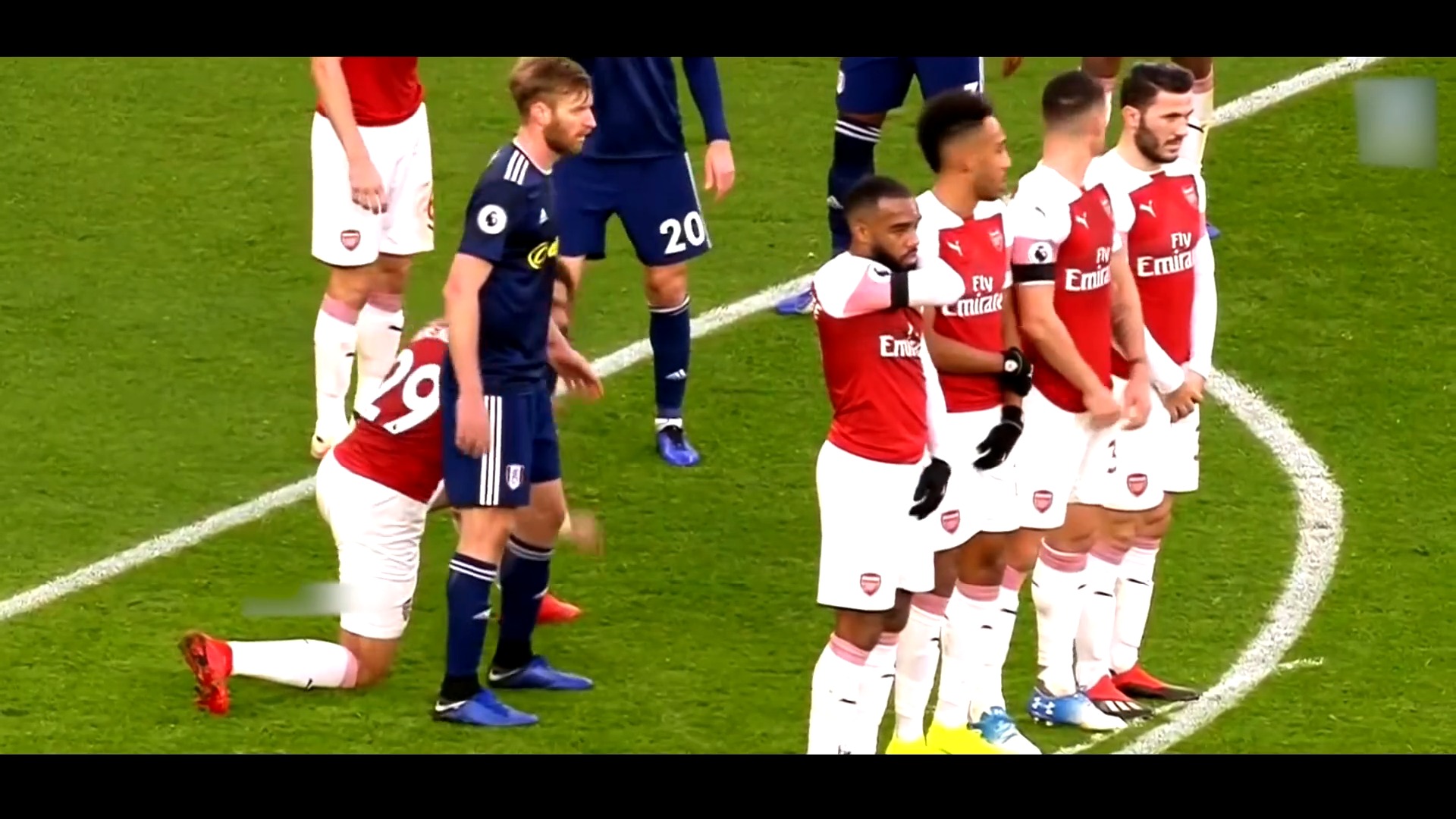 娱乐#足球赛场搞笑集锦,罗老汉晃了裁判的腰?