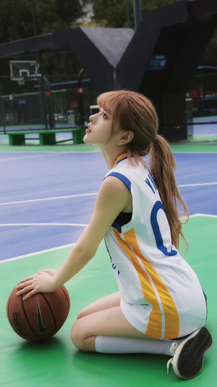 神评即是标题打篮球的女生篮球女孩上线