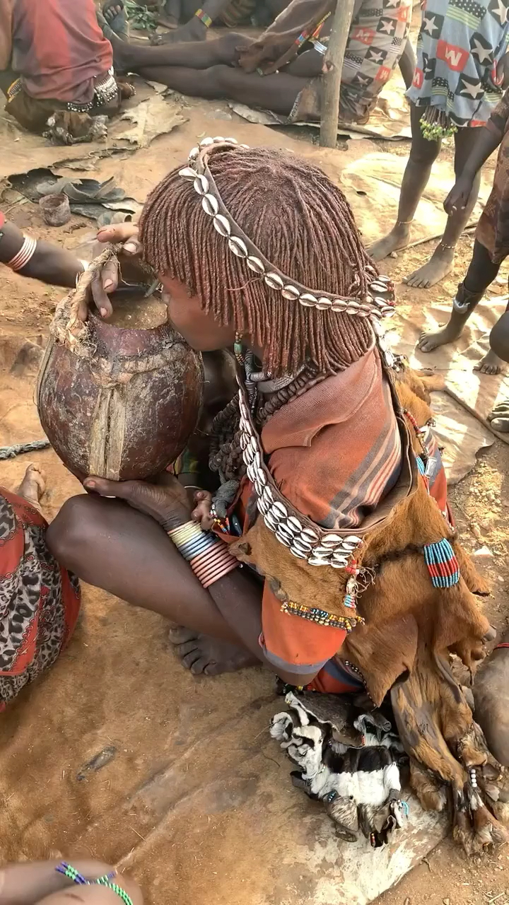 看看红泥族的女人喝的是什么?你想尝尝吗?走进非洲原始部落红泥族