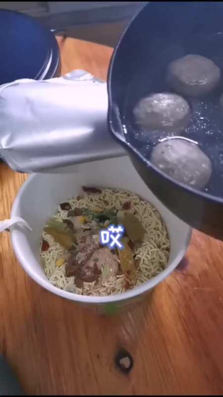 有人跟我说吃泡面不健康,我都穷到吃泡面了,还谈什么健康!