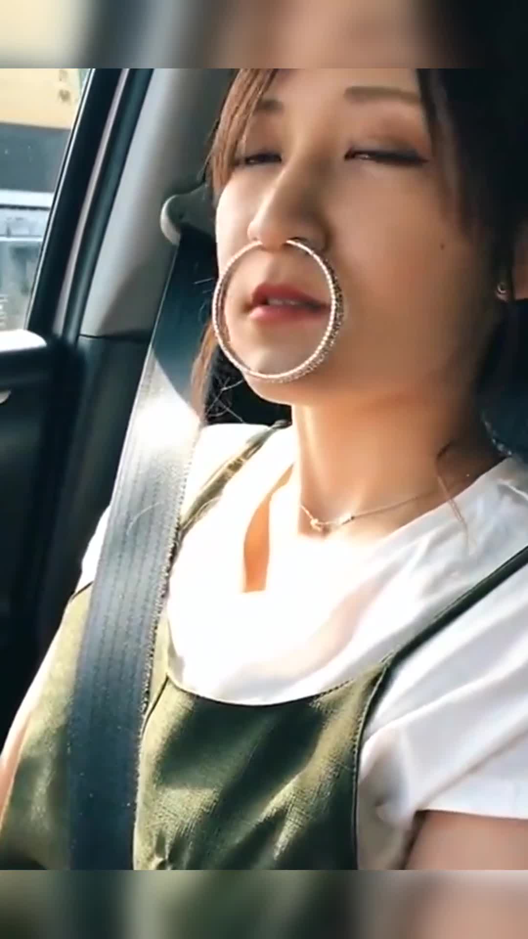 我要上热门#被人牵着鼻子走,是种什么感受,小姐姐的鼻环太吓人了!