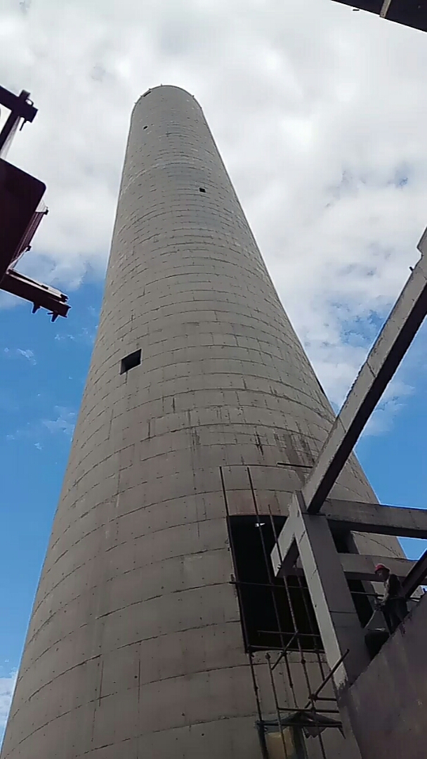 120米烟囱建完了
