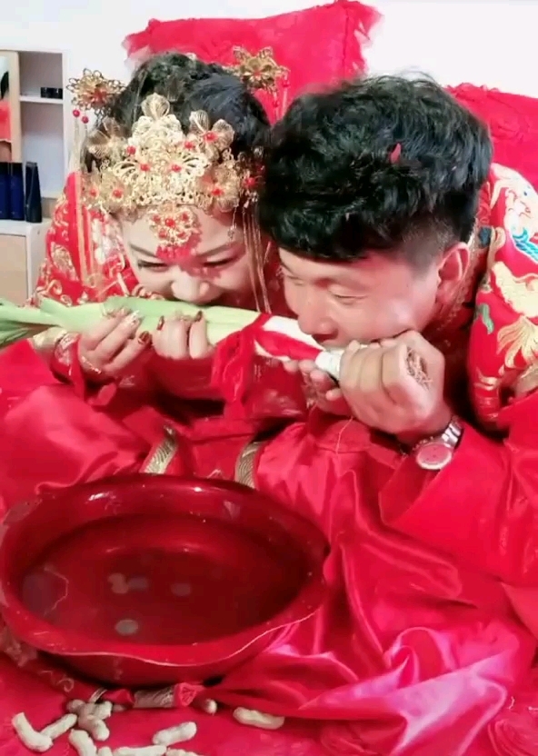 大家知道结婚夫妇一起咬葱含义吗,看过后哈哈了