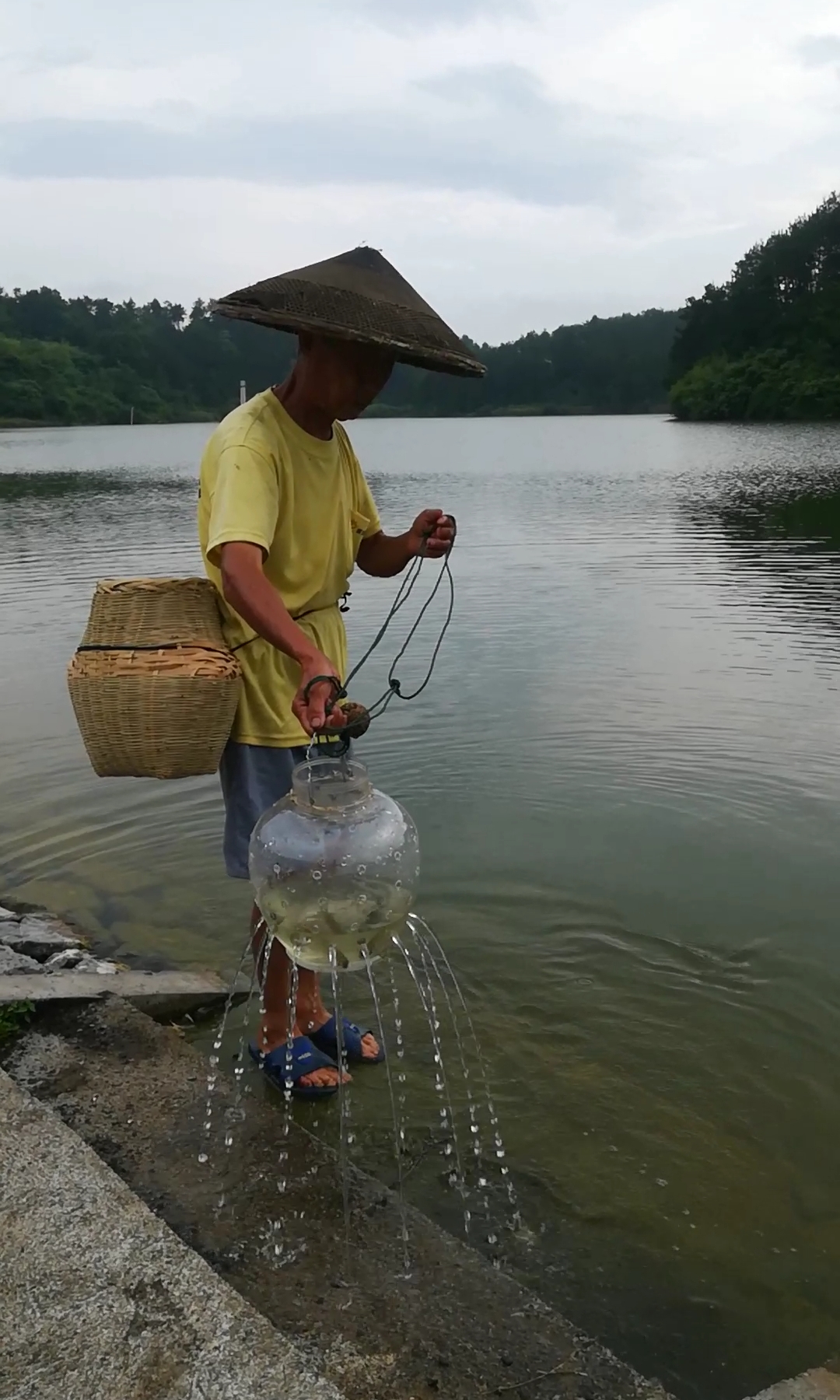 户外抓鱼#仔细看,抓到了好多鱼!