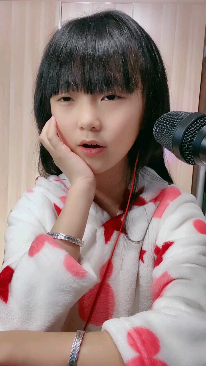 8岁姑娘翻唱一首阿果吉曲太好听了