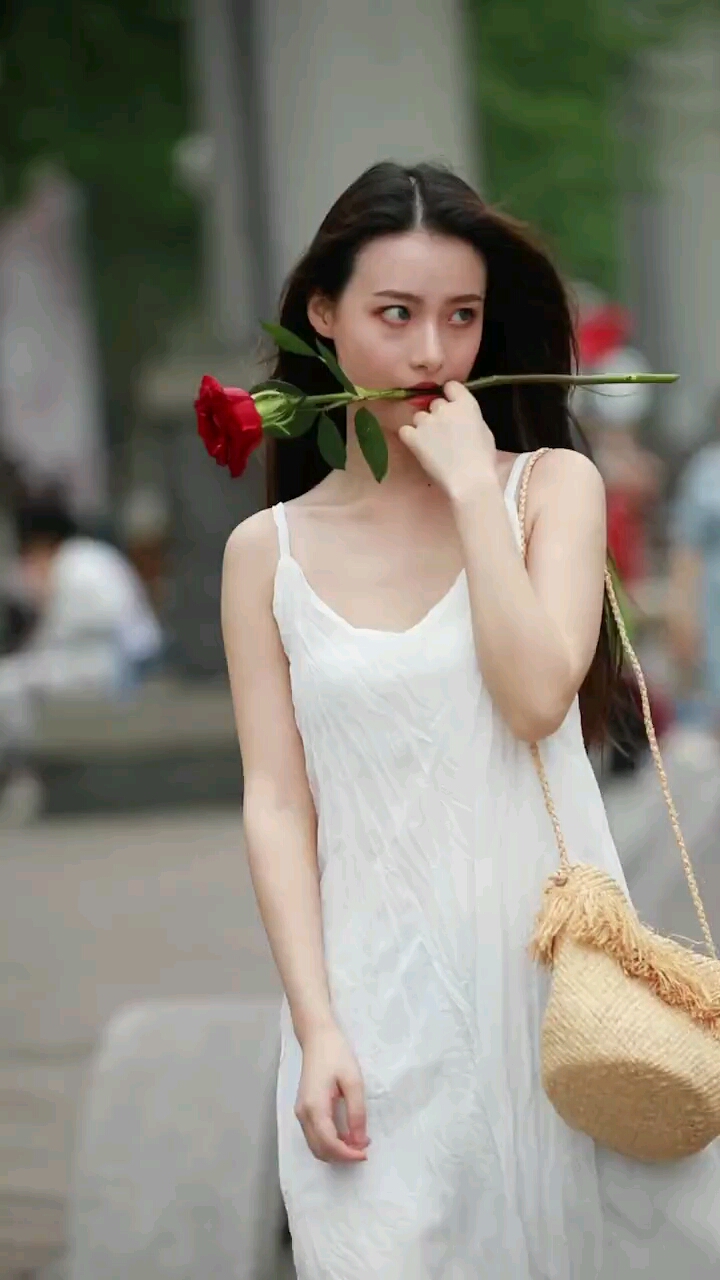 美女#小姐姐叼花的样子很美