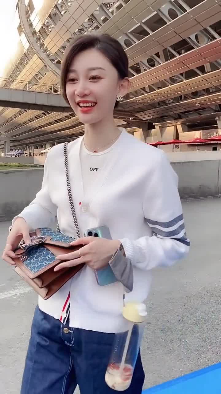 身高180体重90斤身材又好颜值又高这样的女孩子谁不爱?