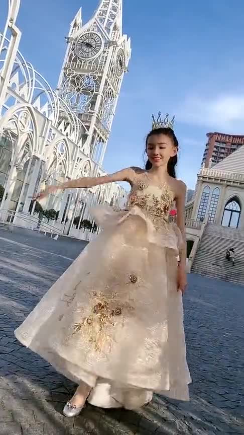 小睿妹妹的公主礼仪太好看了吧,网友:很喜欢她的