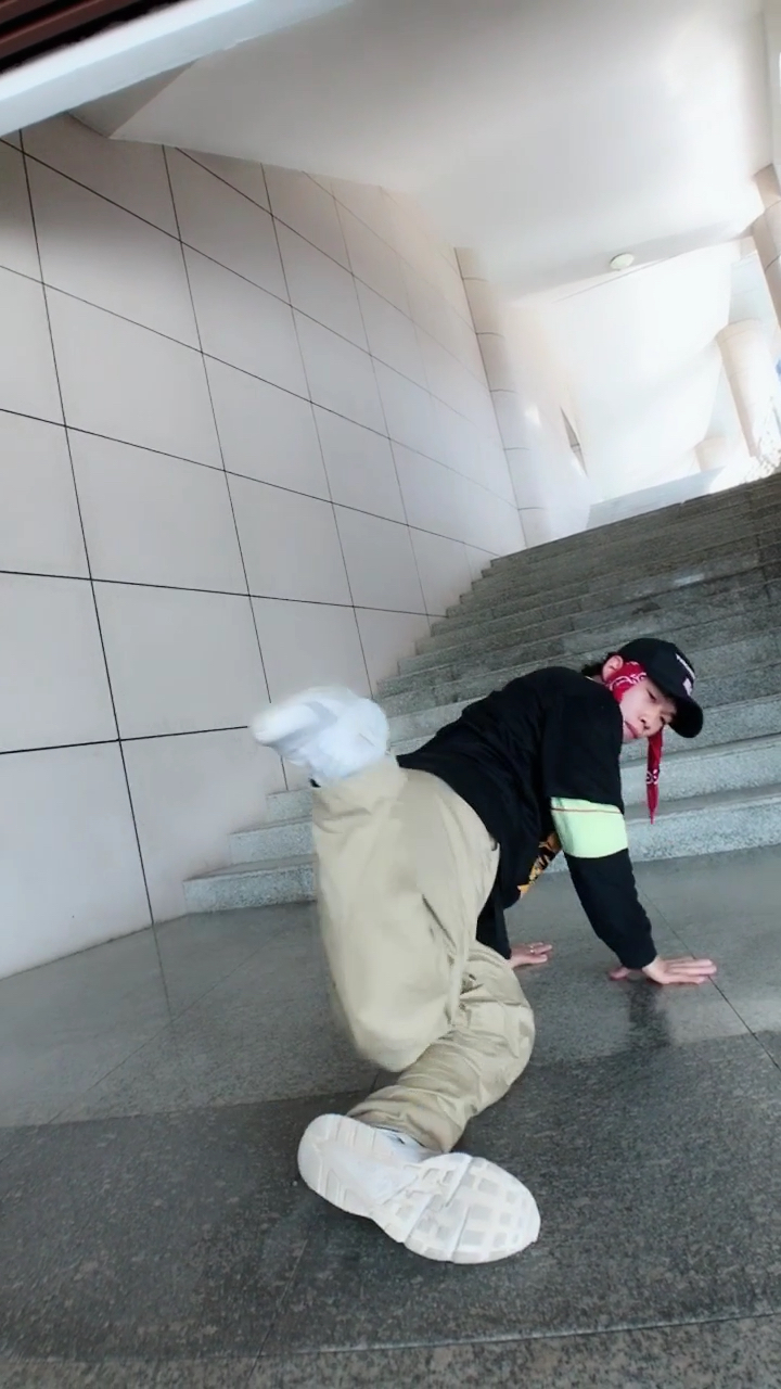 街舞breaking 超帅的地板动作cc教学 喜欢的朋友双击关注