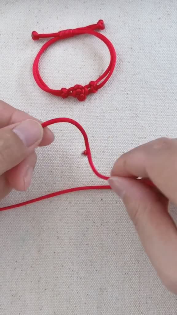 桂花结手链教程,两根绳子编出来的手链也很好看,红绳手工编织中国传统