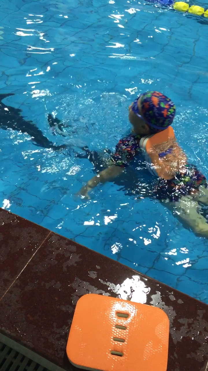 灵活的小胖子游泳