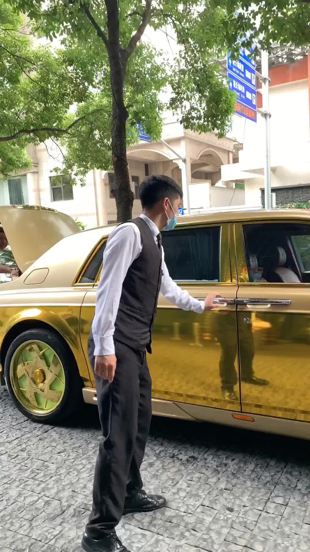 上官带刀开黄金版劳斯莱斯幻影接老婆下班回家吃饭车门都不用自己开关