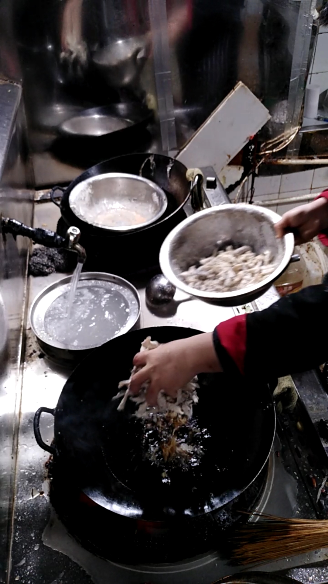 全民:炸蘑菇用手这样撒下油锅