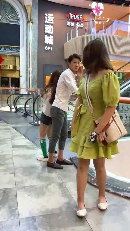 小姐姐商场偶遇前男友约会,居然下此狠手,这不是分手能了事的!