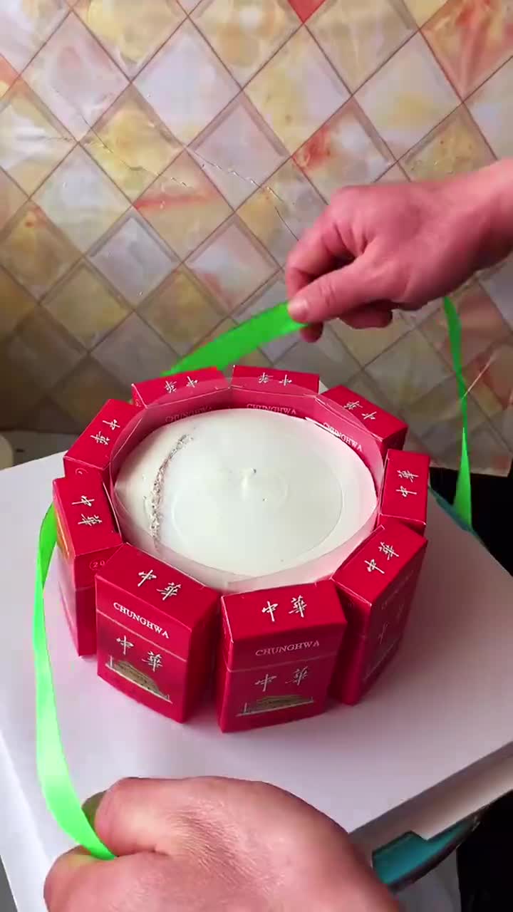 送给老爸的香烟蛋糕,8寸蛋糕12包中华香烟刚刚好,你算一算这蛋糕一共