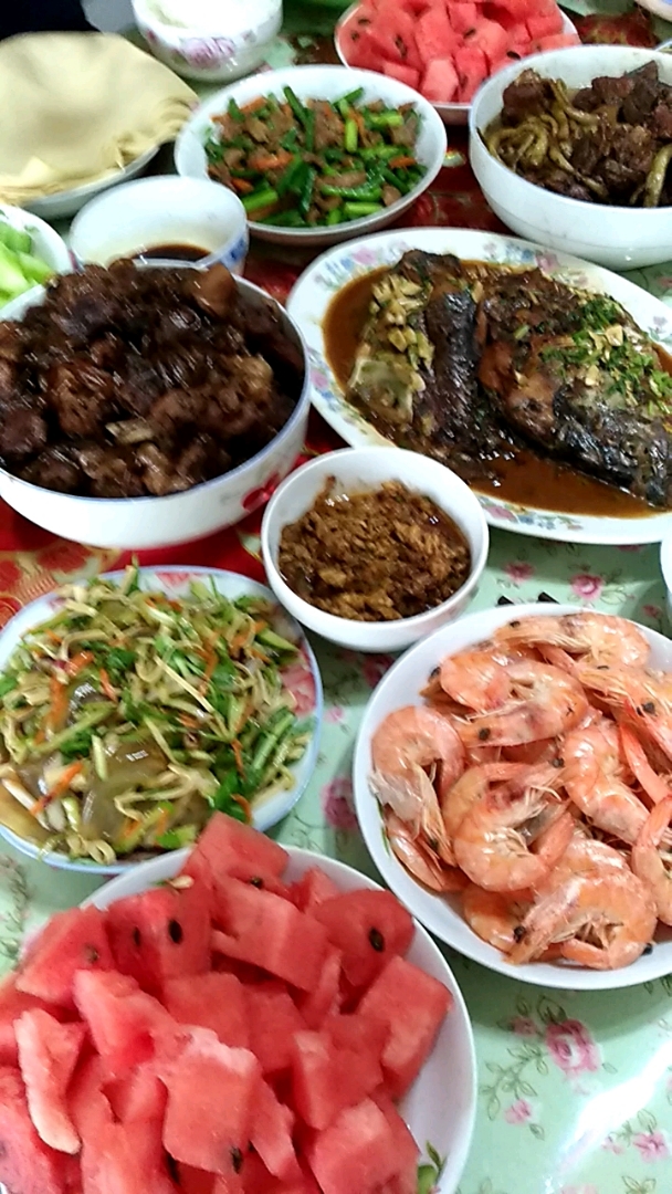 看东北人家,国庆放假家人团聚准备一桌丰盛的午餐.