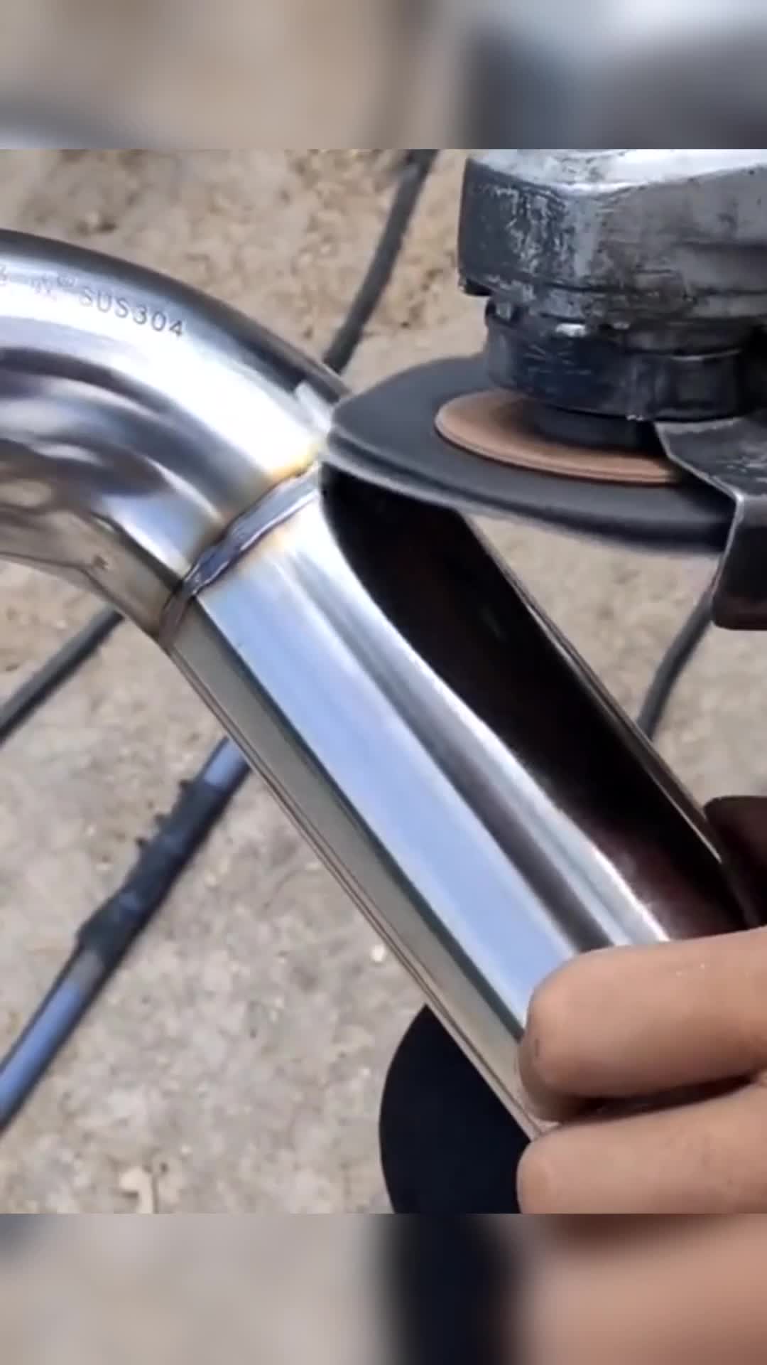 我要上热门#不锈钢电焊过得痕迹,只要轻轻的打磨,又变得程亮!