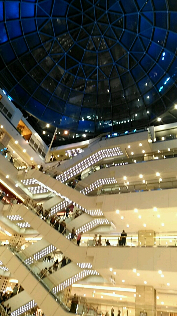 西安这座旅游城市布局合理,古城和新城交相互应,这是位于小寨站的赛格