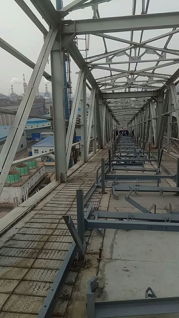 皮带机通廊,设备刚开始安装.