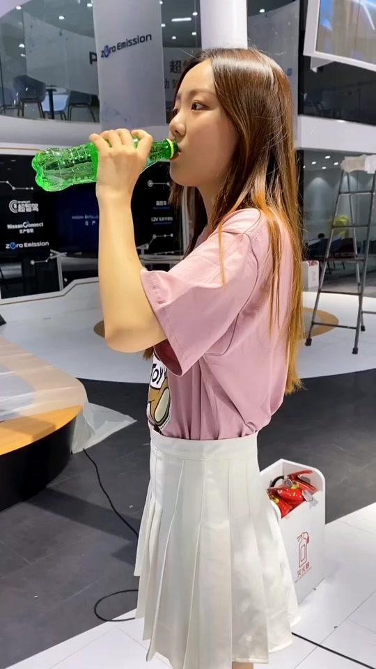 给小姐姐送雪碧,喝得好开心?@门门吖