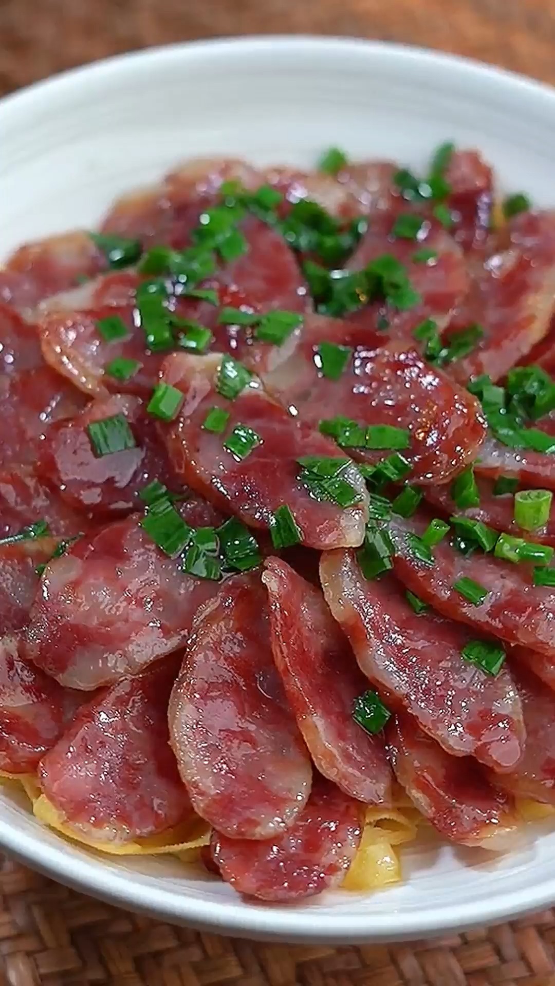 蒸腊肠是安徽人逢年过节都必须吃的一道菜,肥而不腻瘦而不柴,一口下去