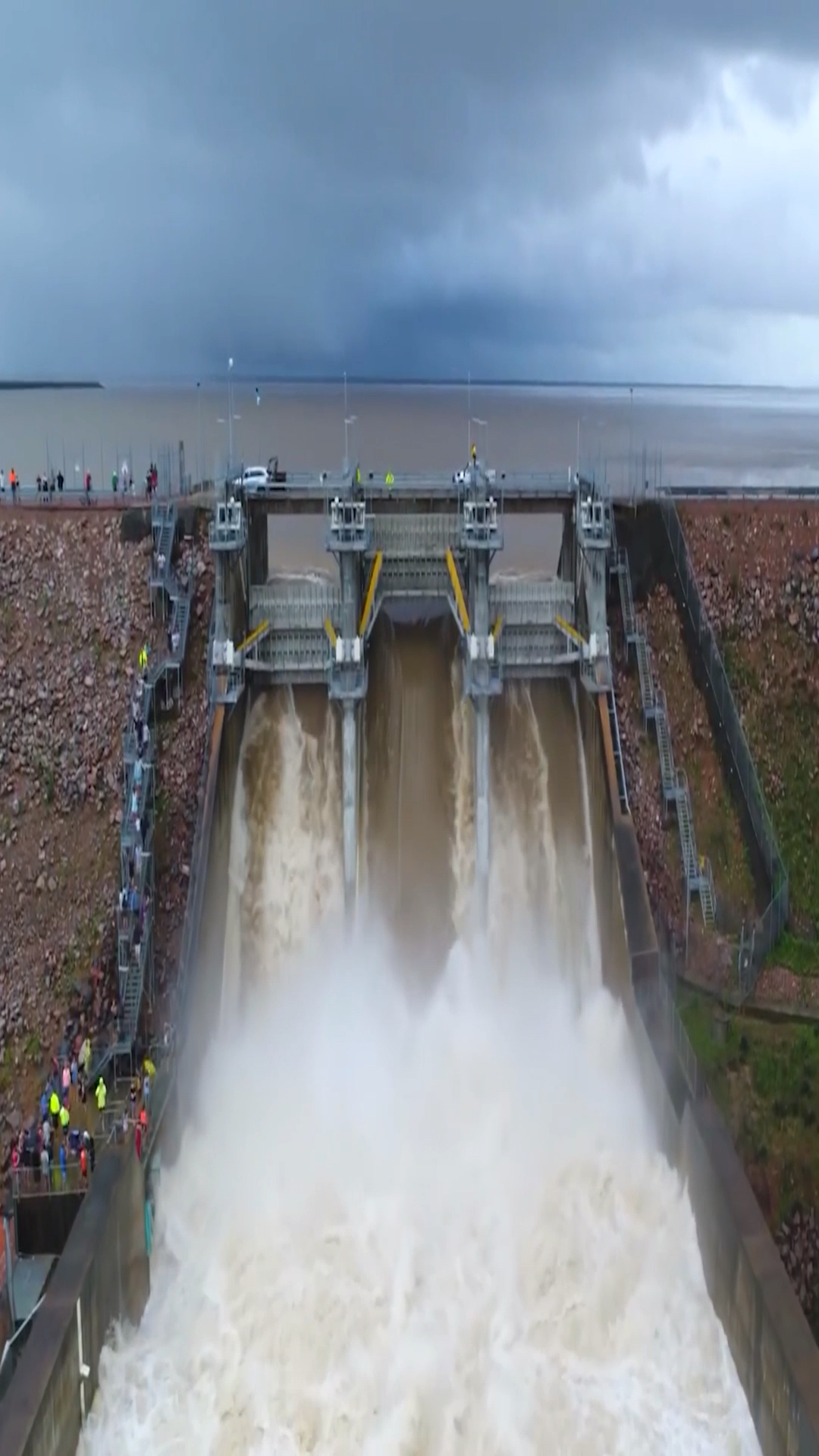 大坝开闸放水,一年一次,震撼场面.