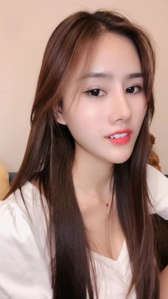 大眼睛双眼皮高鼻梁,美女真是一个女神