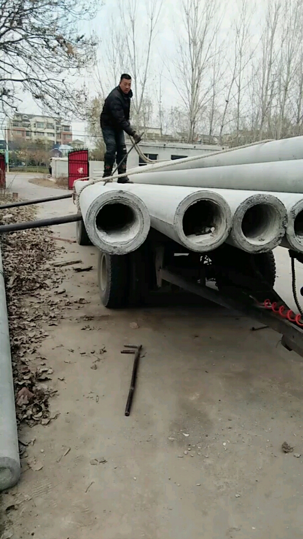 见没见过卸电线杆子?恩?