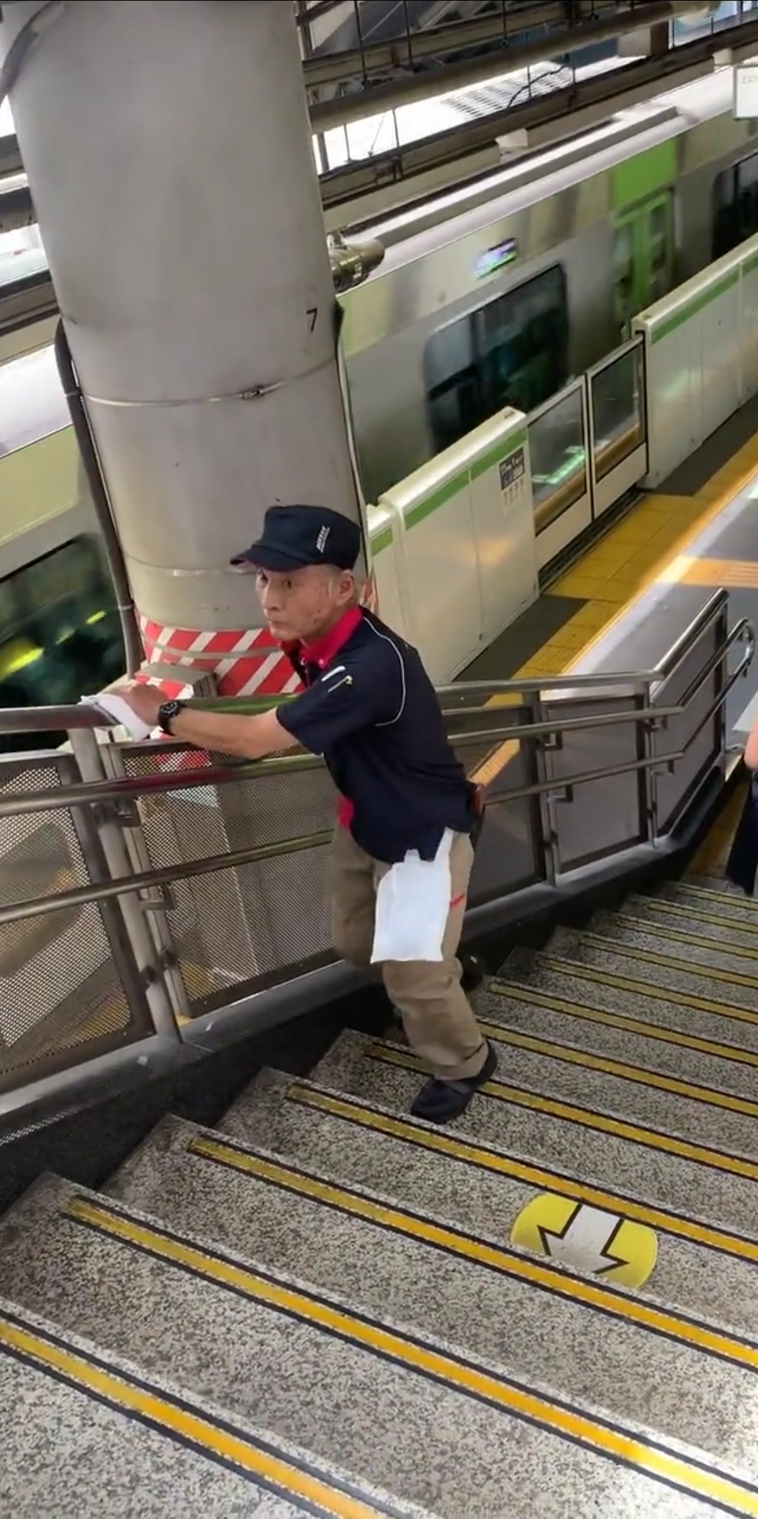 日本认真工作的老人