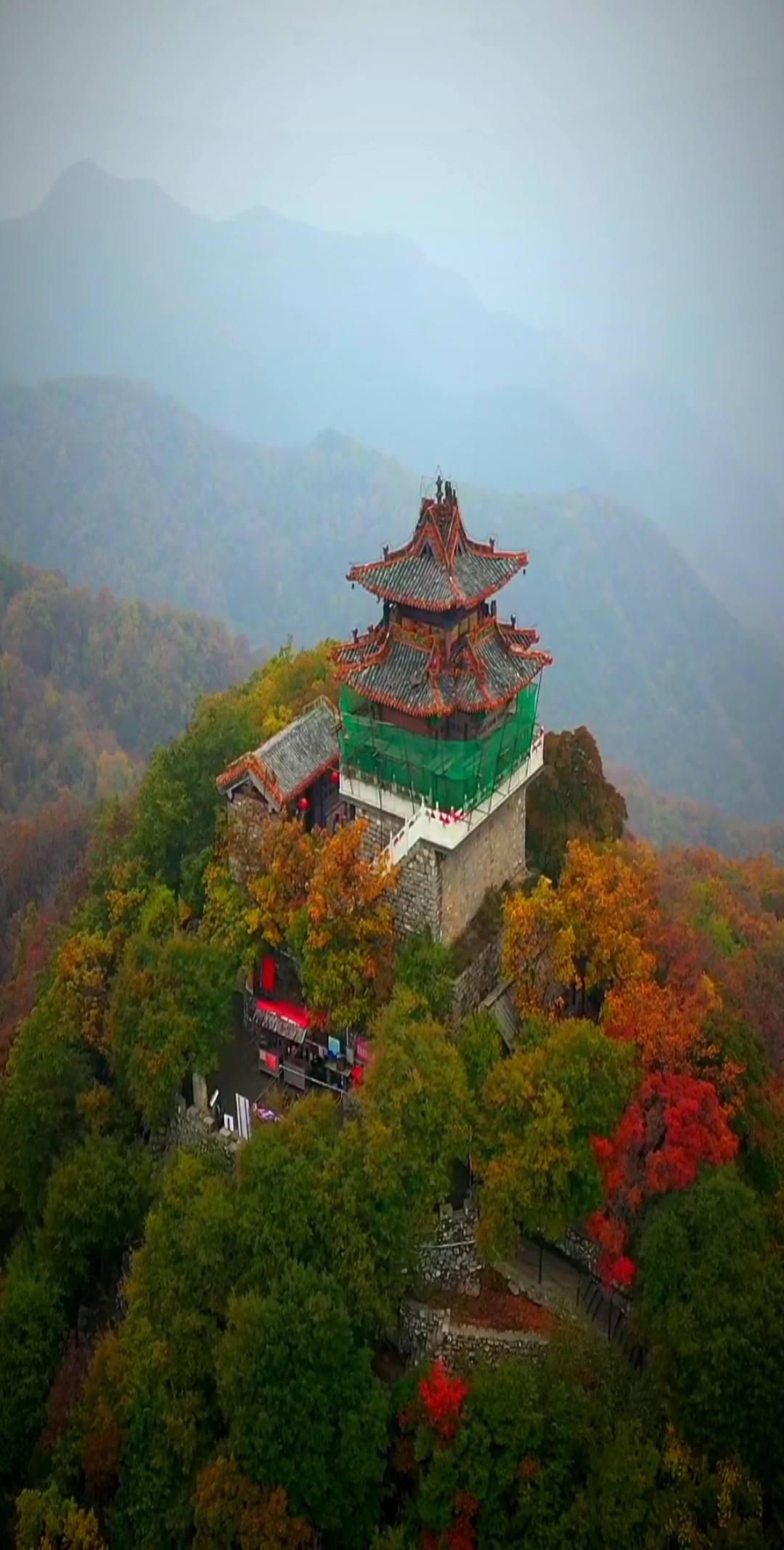 云丘山玉皇顶#海拔1629米的云丘山玉皇顶,满山红叶秋景满足您的攀 !!