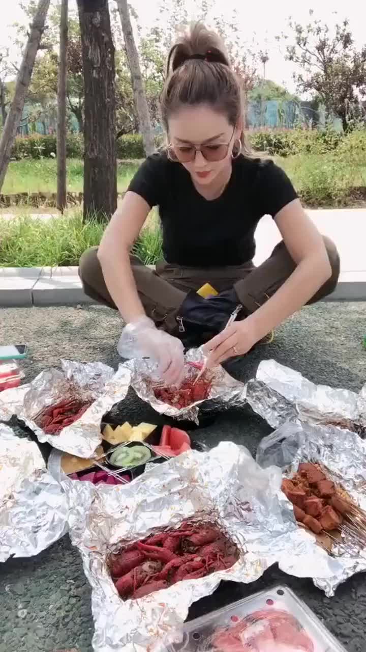 童模焱娃娃拍摄现场,妈妈却在一旁吃东西,真当女儿是工具吗