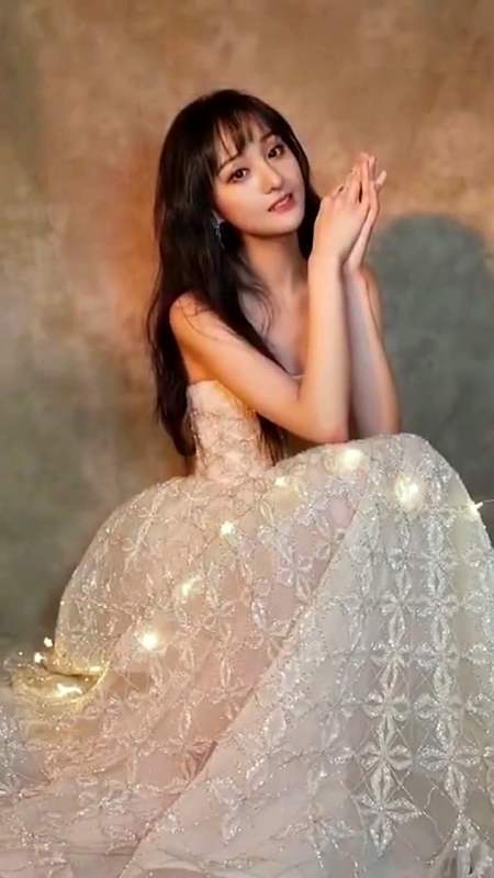 娱乐#28岁郑爽和24岁徐璐,同样搭配抹胸纱裙,一个仙气一个甜美!