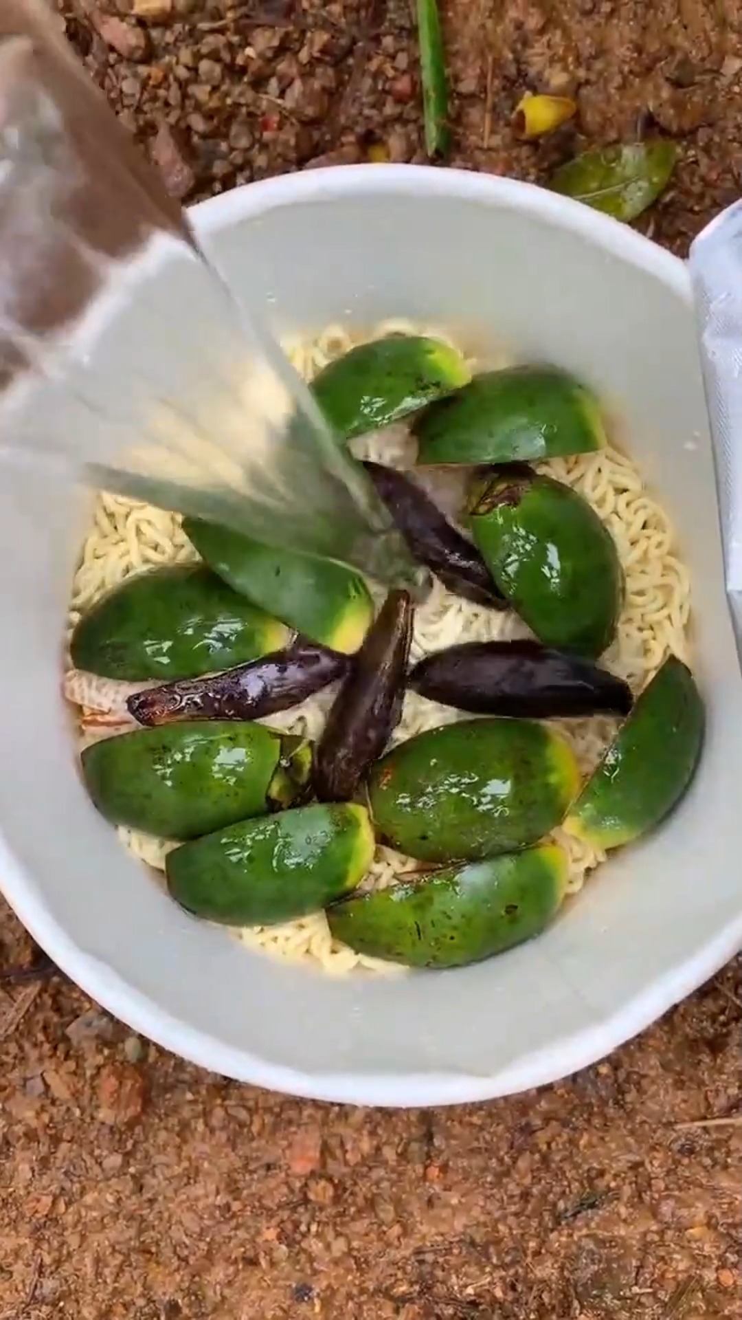 泡面配槟榔你吃过吗?这吃法还是第一次见,看着好有食欲!