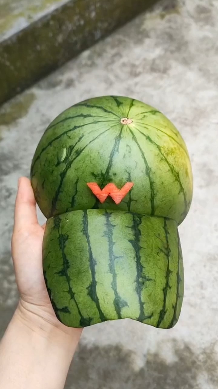 521收到女朋友用西瓜皮做的帽子