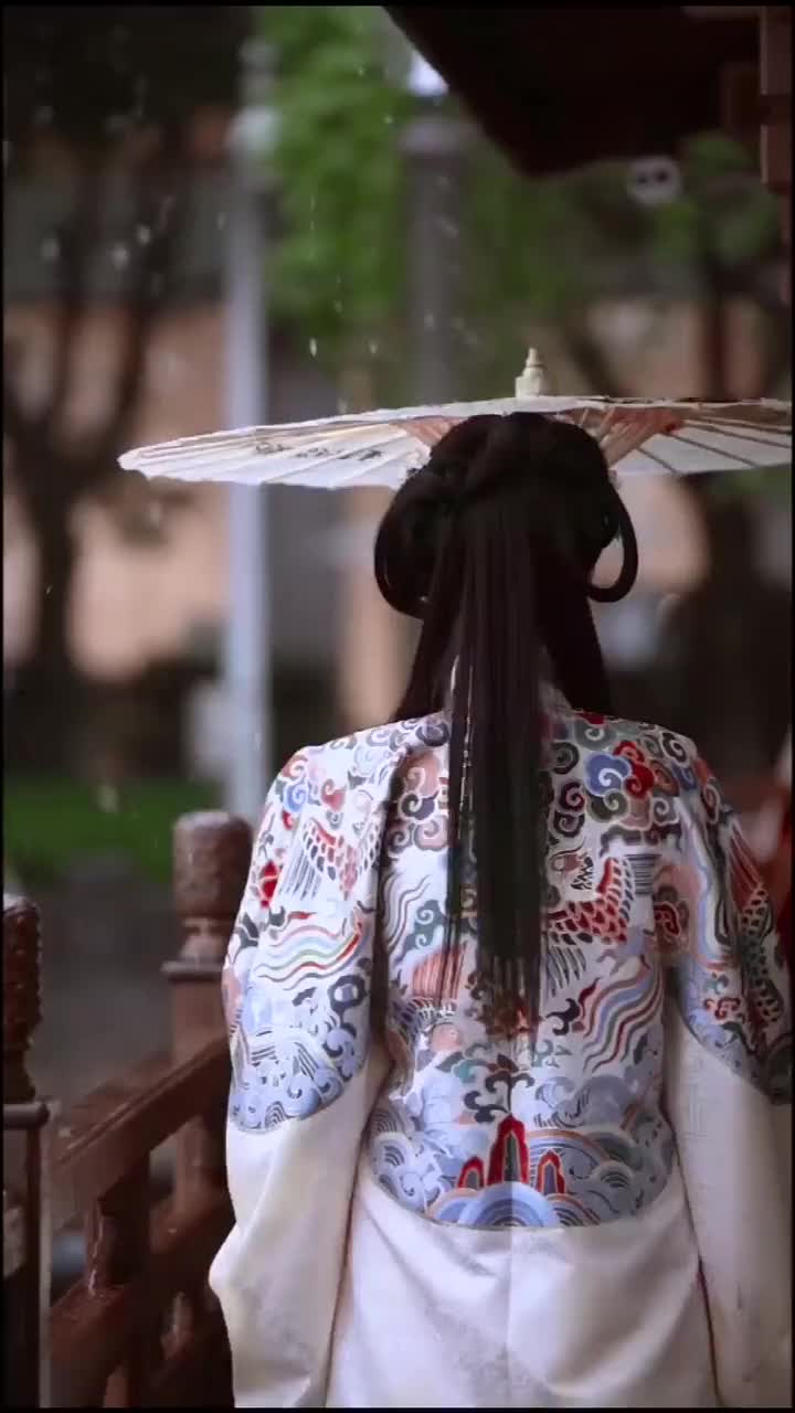 回眸一笑百媚生,转身瞬间,原谅我没见过世面的样子!